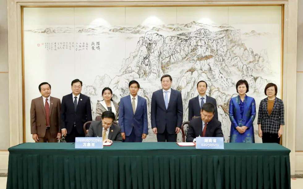 盈峰環(huán)境向老撾萬象捐贈(zèng)7臺(tái)環(huán)衛(wèi)裝備，助力“一帶一路”建設(shè)